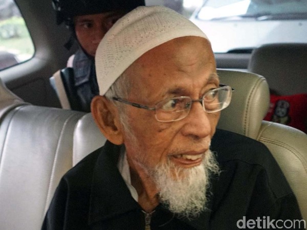 Ustaz Abu Bakar Baasyir kembali menjalani cek kesehatan di RSCM, Jakarta Pusat. Ia meninggalkan RSCM setelah hampir 5 jam.