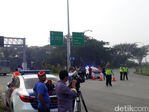 Pengendara Kebingungan dengan Uji Coba Ganjil Genap di Tol Tangerang Pengendara Kebingungan dengan Uji Coba Ganjil Genap di Tol Tangerang