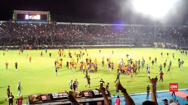 Laga Arema vs Persib berakhir dengan kerusuhan suporter tuan rumah di Stadion Kanjuruhan. (
