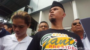 Foto: Gaya Ahmad Dhani Berkaus #2019GantiPresiden ke Sidang