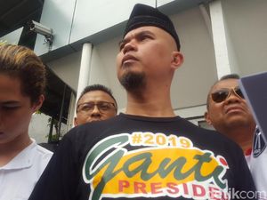 Foto: Gaya Ahmad Dhani Berkaus #2019GantiPresiden ke Sidang