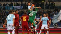 Roma pun sejauh ini juga memiliki 61 poin walaupun skuatnya Eusebio Di Francesco itu berhak duduk di posisi ketiga karena unggul head to head dari rival sekota. REUTERS/Alessandro Bianchi.