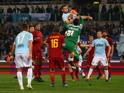 Roma pun sejauh ini juga memiliki 61 poin walaupun skuatnya Eusebio Di Francesco itu berhak duduk di posisi ketiga karena unggul head to head dari rival sekota. REUTERS/Alessandro Bianchi.