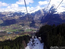 Ngeri, Turis Terjebak 15 Jam di Gondola Ski