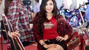 Gadis Cantik dan Motor Modifikasi