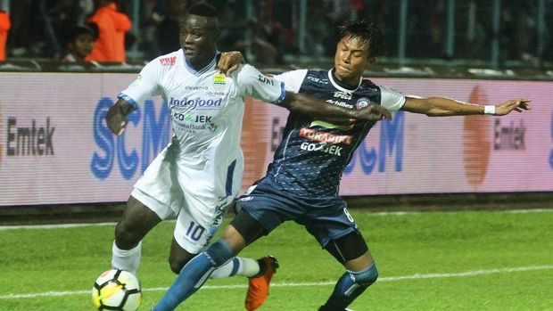 Pertemuan Persib Bandung dan Arema FC pada putaran perdana Liga 1 2018 berakhir dengan skor 2-2.