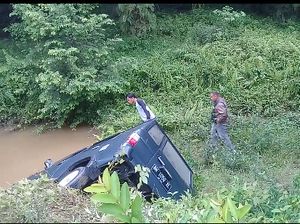Mobil Anggota KPU Jambi Masuk Jurang Sedalam 7 Meter