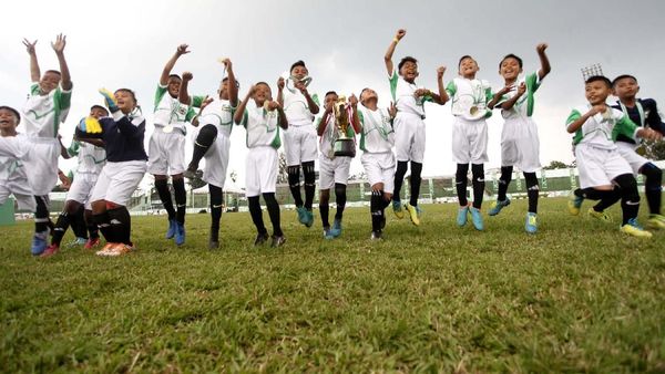 SDN Conggeang 1 Sumedang Juara di MILO Football Championship Bandung 2018