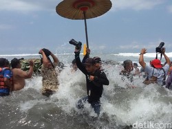 Pakaian, Rambut dan Kuku Sultan HB X Dilarung di Parangkusumo