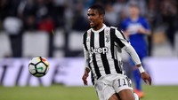 Winger Juventus, Douglas Costa, ada di posisi keempat dengan speed 95. Costa memang begitu lincah dan sulit dikejar lawan-lawannya. (Tullio M. Puglia/Getty Images)