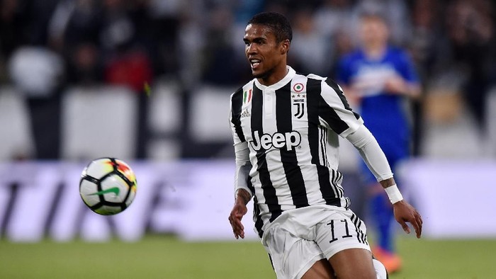 TURIN, ITALY - APRIL 15:  Douglas Costa of Juventus in action  during the serie A match between Juventus and UC Sampdoria at Allianz Stadium on April 15, 2018 in Turin, Italy.  (Photo by Tullio M. Puglia/Getty Images)