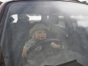 Ada Ayah Taruh Bayi di Setir Mobil, Menurut Bunda Gimana?