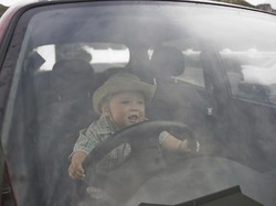 Ada Ayah Taruh Bayi di Setir Mobil, Menurut Bunda Gimana?