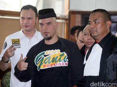 Ahmad Dhani Berkaus #2019GantiPresiden di Sidang Perdana