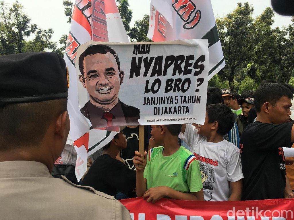 Massa Demo di Depan Balai Kota Bakar Foto Anies, Anak-anak Ikut Massa Demo di Depan Balai Kota Bakar Foto Anies, Anak-anak Ikut