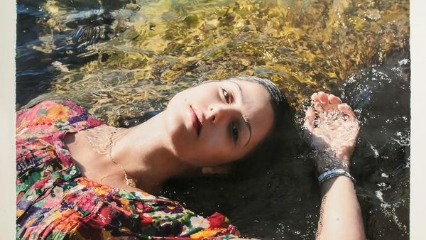 Rahasia Tak Terduga di Balik Pose Wanita Misterius Ini