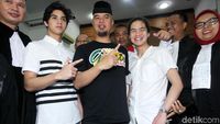 Foto: Usai Sidang, Ahmad Dhani Pose Victory Bareng Al-Dul