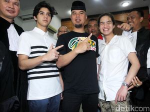 Foto: Usai Sidang, Ahmad Dhani Pose Victory Bareng Al-Dul Foto: Usai Sidang, Ahmad Dhani Pose Victory Bareng Al-Dul