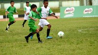 Suasana pertandingan babak final MILO Football Championship Bandung antara SDN Conggeang 1 Sumedang berhadapan dengan SDN Cimahi Mandiri 1 di Stadion Siliwangi Bandung, Minggu (15/4). Pool/MILO Football Championship.