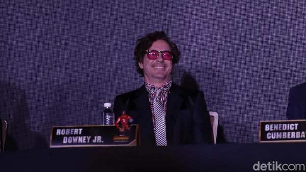 Aksi Konyol Robert Downey saat Jumpa Pers Avengers: Infinity War