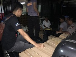 Ratusan Botol Miras Disita dari Toko Swalayan di Cilegon