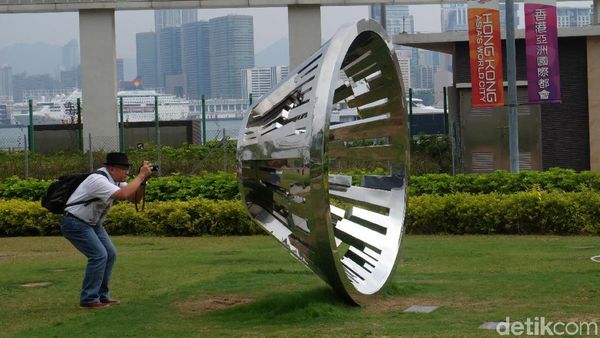 Hanya di Hong Kong, Patung-patung Keren Ini Dipajang di Taman