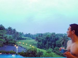 Di Korea hingga Afrika, Ini Gaya Keren Joe Taslim Saat Makan dan Ngopi