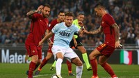 Lazio dan Roma cuma berjarak satu poin dari Inter Milan yang ada di posisi kelima, yang juga tengah berjuang masuk ke empat besar untuk merebut tiket ke Liga Champions musim depan.