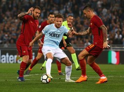 Lazio dan Roma cuma berjarak satu poin dari Inter Milan yang ada di posisi kelima, yang juga tengah berjuang masuk ke empat besar untuk merebut tiket ke Liga Champions musim depan.