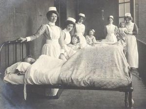 Inilah 10 Potret Perawat Jadul Era 1900-1910, Cantiknya Tak Biasa!