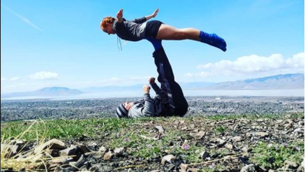 Keren! Pasangan Ini Hobi Yoga dengan Pose Menantang di Alam Terbuka