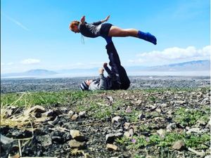 Keren! Pasangan Ini Hobi Yoga dengan Pose Menantang di Alam Terbuka
