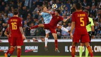 Derby kota Roma berlangsung di Stadio Olimpico di giornata ke-32. Lazio bertindak sebagai tuan rumah dengan menjamu Roma sang rival sekota. REUTERS/Alessandro Bianchi.