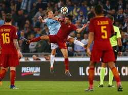 Derby kota Roma berlangsung di Stadio Olimpico di giornata ke-32. Lazio bertindak sebagai tuan rumah dengan menjamu Roma sang rival sekota. REUTERS/Alessandro Bianchi.