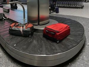 Terpeleset dan Terbawa Konveyor di Bandara Moskow, Penumpang Didenda