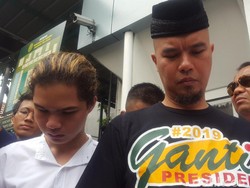 Ahmad Dhani Hadiri Sidang Perdana Pakai Kaus #2019GantiPresiden