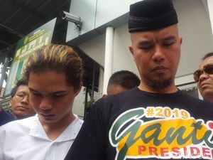 Ahmad Dhani Hadiri Sidang Perdana Pakai Kaus #2019GantiPresiden Ahmad Dhani Hadiri Sidang Perdana Pakai Kaus #2019GantiPresiden