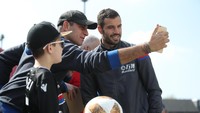 Kapten Crystal Palace Luka Milivojevic melayani permintaan tanda tangan dari fans sebelum laga. Milivojevic membuat satu assist saat Palace menang atas Brighton (Christopher Lee/Getty Images)