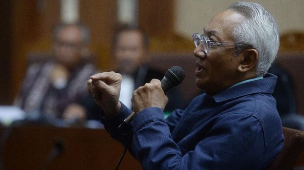 Direktur Rumah Sakit Medika Permata Hijau Hafil Budianto Abdulgani, di Pengadilan Tipikor, Jakarta, Senin (16/4). 
