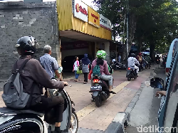 Perhatian! Pemotor Lewat Trotoar Bisa Dipenjara