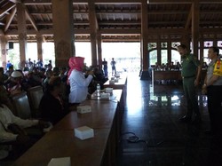 Massa yang Tuntut Bupati Ponorogo Lengser Akhirnya Diajak Rembug