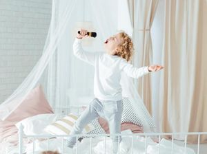 Walau Sakit Parah, Bocah Ini Tetap Menyanyi dengan Riang