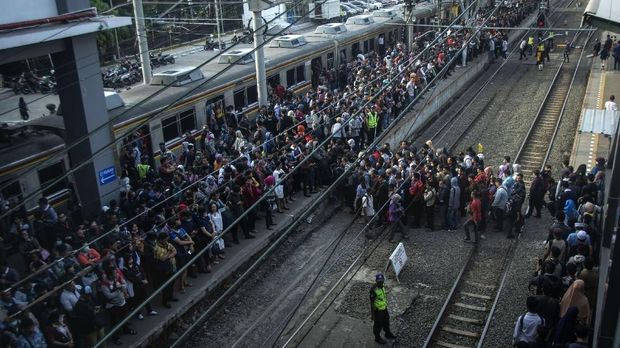 KRL Kelas Premium, antara Solusi dan Langkah Mundur