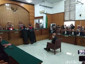 Duduk di Kursi Pesakitan, Ahmad Dhani Pose Victory