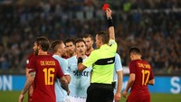 Sebagaimana halnya laga derby, pertandingan berlangsung panas. Lazio pun harus main dengan 10 orang sejak menit ke-80 usai Stefan Radu menerima kartu kuning kedua. REUTERS/Alessandro Bianchi.