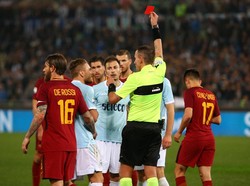 Sebagaimana halnya laga derby, pertandingan berlangsung panas. Lazio pun harus main dengan 10 orang sejak menit ke-80 usai Stefan Radu menerima kartu kuning kedua. REUTERS/Alessandro Bianchi.