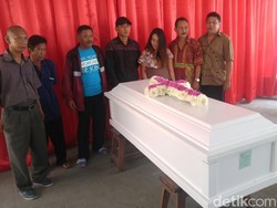 Tangis Sang Kekasih Saat Jenazah Andrey Dikremasi di Semarang