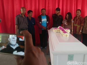 Adik Saksikan Proses Kremasi Jenazah Andrey Lewat Video Call Adik Saksikan Proses Kremasi Jenazah Andrey Lewat Video Call
