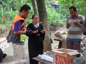 Mayat Bayi Ditemukan di Tumpukan Sampah Kali Item Kramat Jati