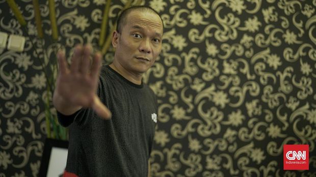 Iwa K menunjukkan kelasnya sebagai rapper senior Indonesia dalam rilisan terbarunya.